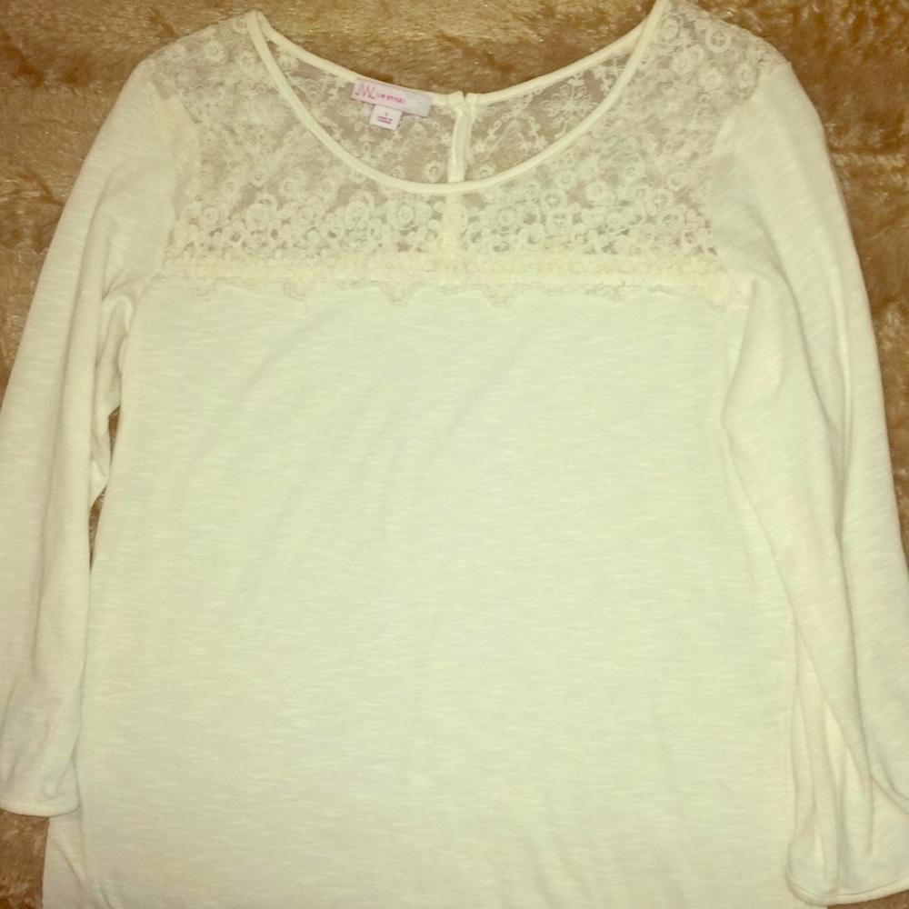 Women’s off white top